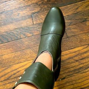 Jaclyn Jones green ankle boots with cutout Size 10